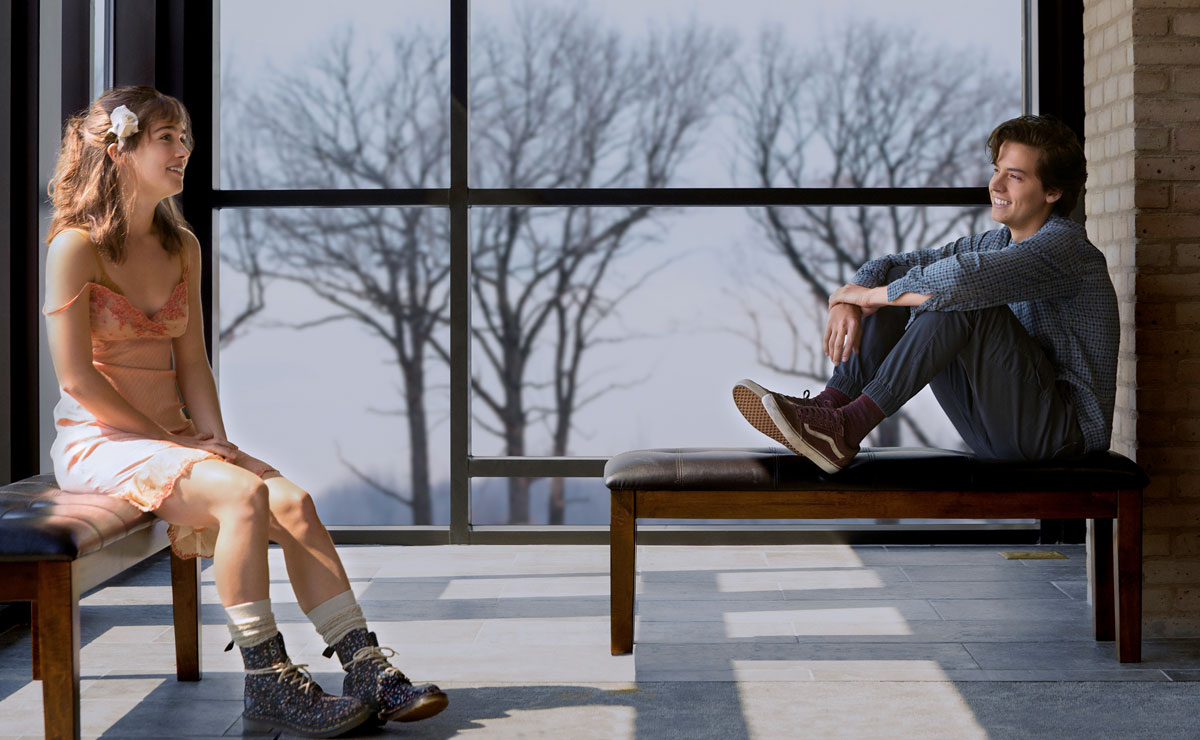 ‘Five Feet Apart’: ¿Y si no pudieras tocar a quienes amas?